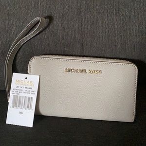 Michael Kors Pearl Grey Wallet 🤍